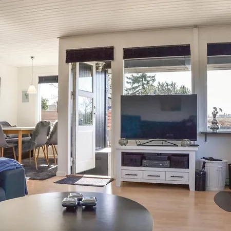 Two-bedroom In Hyllinge Nyaraló *